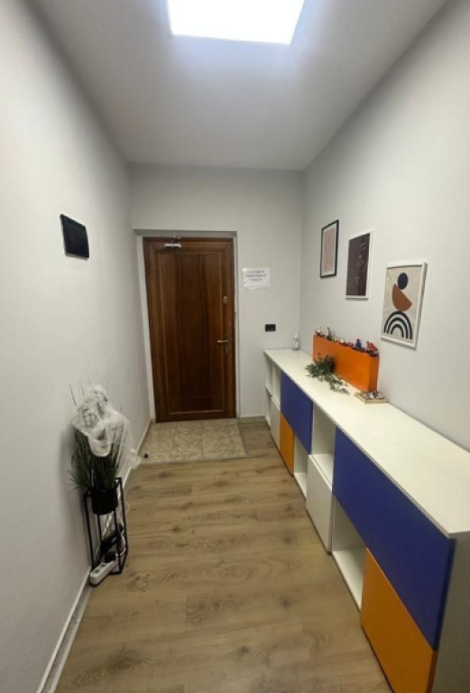 🏢 Zyrë me Qira – Bllok  • 📍 pranë Sky Tower.