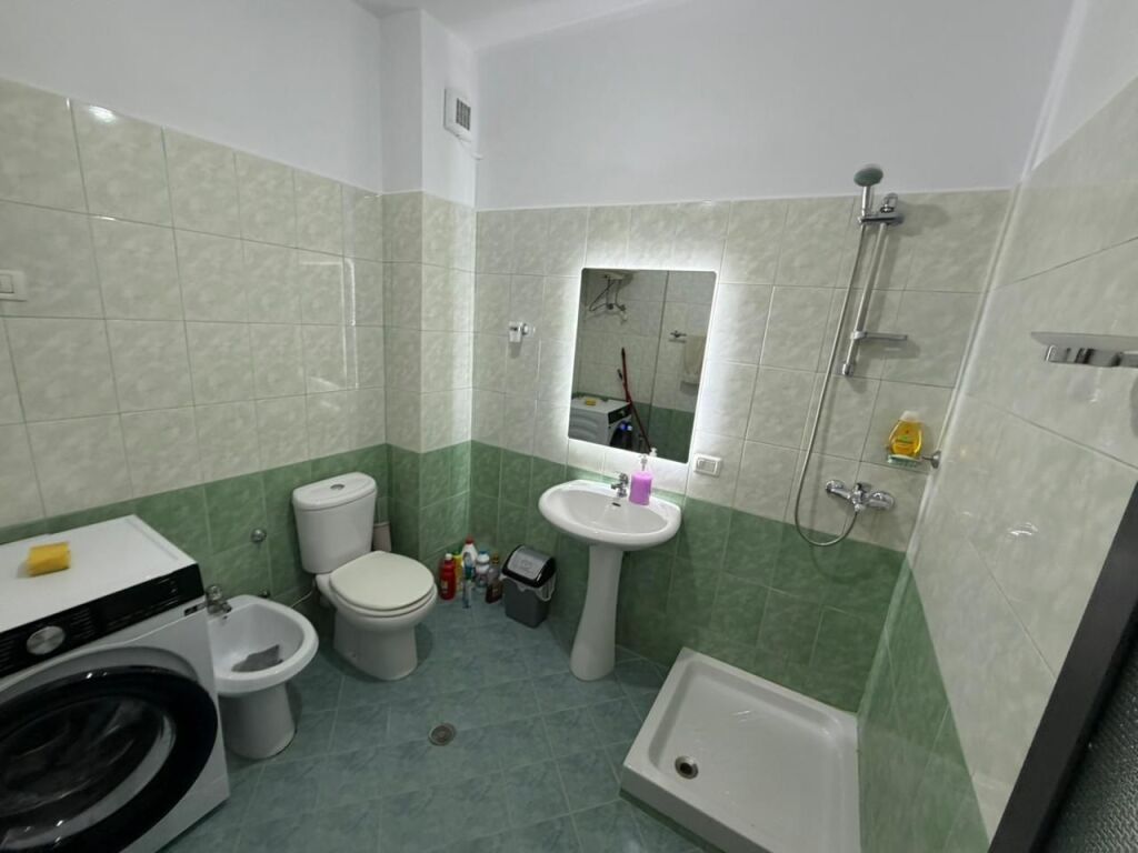 📣 Apartament 2+1 me qira – Laprakë  📐 85 m² | 🏢 Kati 7 (i fundit) | 🛗 Ashensor 🌿 1 Ballkon 📍 Rr. Gjergj Legisi  Apartament 2+1 në pallat me ashensor, zonë me akses të lehtë në rrugë kryesore, transport publik dhe shërbime.  💶 Çmimi: 55,000 lekë / muaj