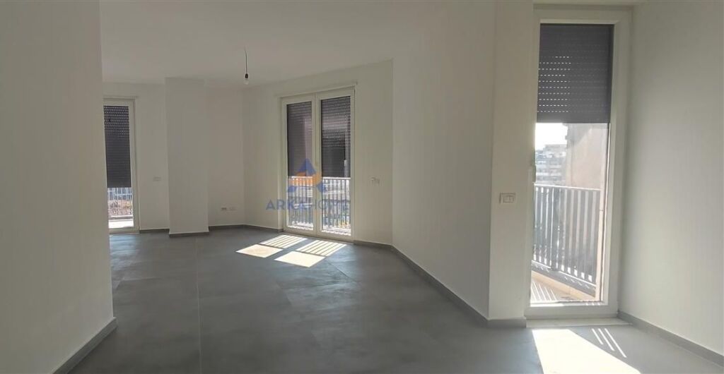 JEPET ME QIRA AMBIENT SHËRBIMI 220M2 "RRUGA ALI BEGEJA , MBAS 9-KATESHIT TE PARE" 2500 EURO