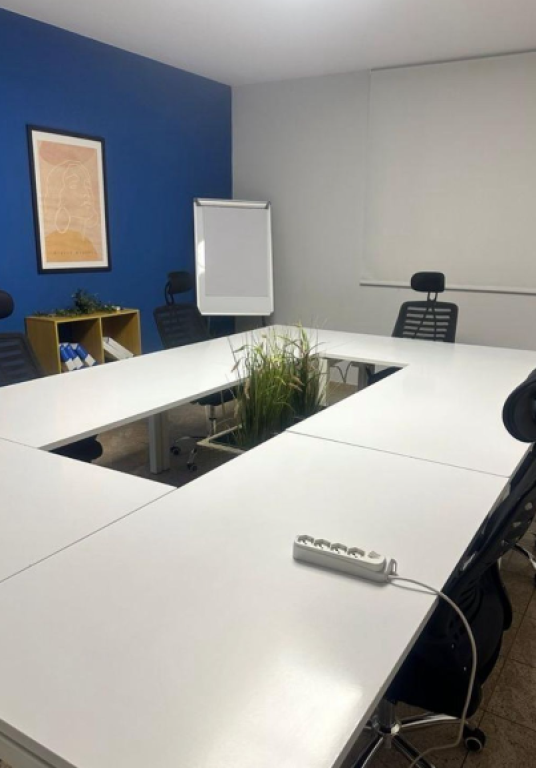 🏢 Zyrë me Qira – Bllok, Tiranë