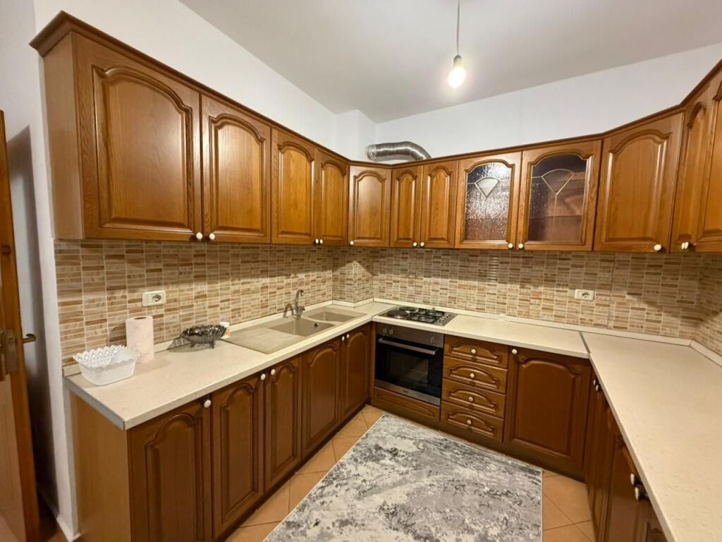 📣 Apartament 2+1 me qira – Laprakë  📐 85 m² | 🏢 Kati 7 (i fundit) | 🛗 Ashensor 🌿 1 Ballkon 📍 Rr. Gjergj Legisi  Apartament 2+1 në pallat me ashensor, zonë me akses të lehtë në rrugë kryesore, transport publik dhe shërbime.  💶 Çmimi: 55,000 lekë / muaj