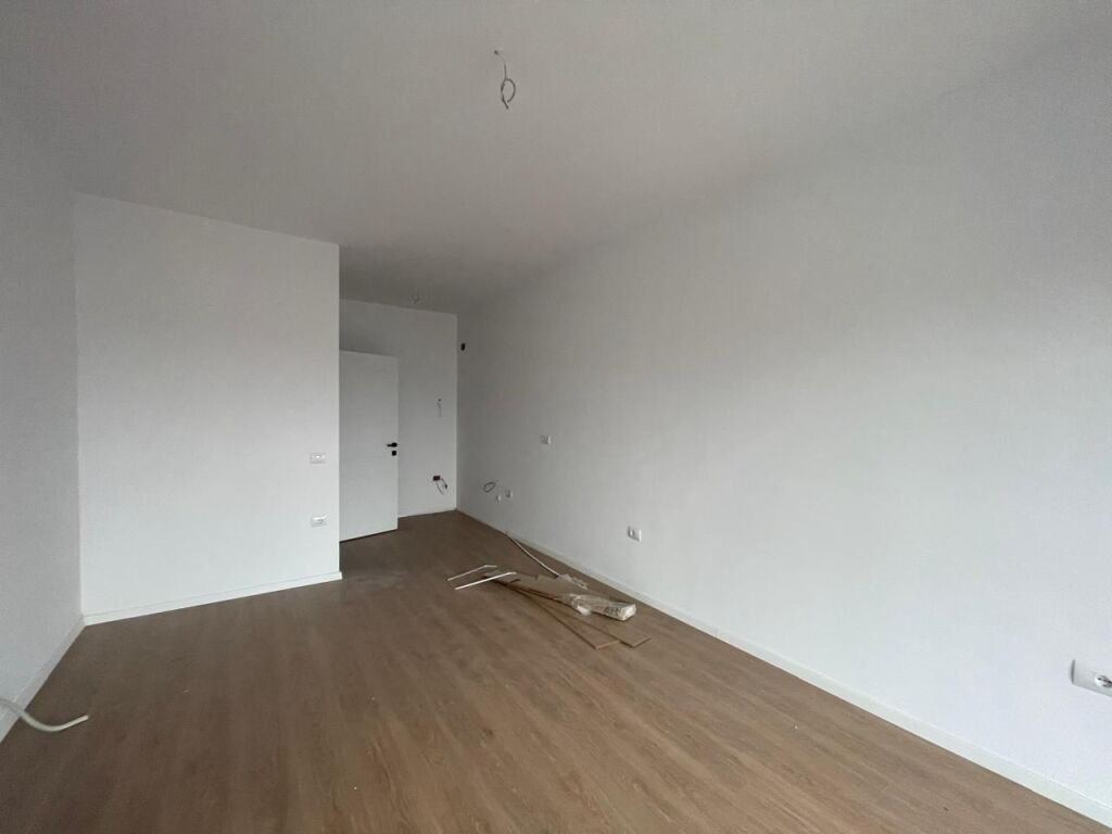 Shitet Apartament - Paskuqan