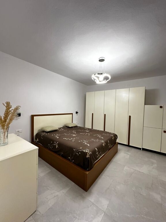 APARTAMENT ME QERA 2+1 STACIONI TRENIT 65.000 LEKE