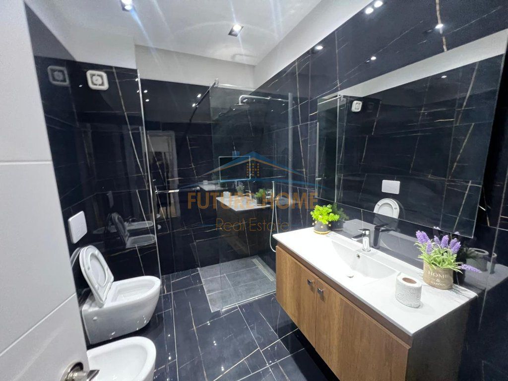 Shitet apartament 2+1+2 komuna e parisit