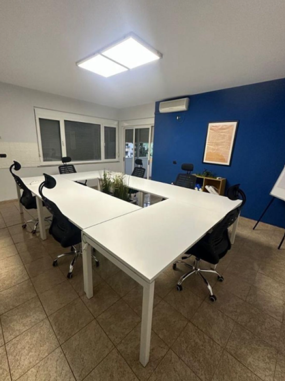 🏢 Zyrë me Qira – Bllok, Tiranë