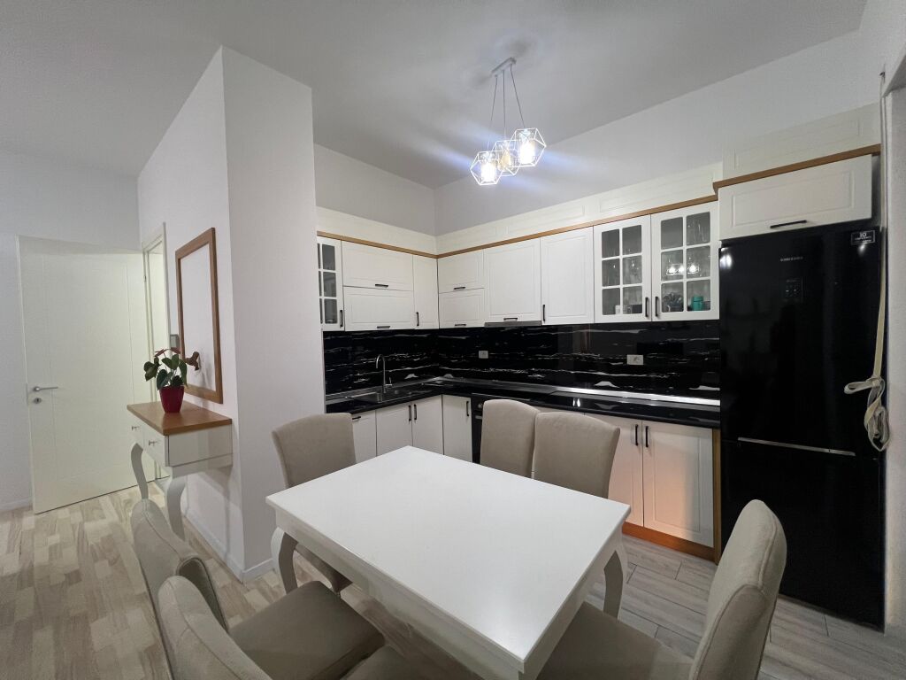 📣 QERA Apartament 2+1 📍 Kompleksi Delijorgji 🛣️ Rruga e "Kavajes" ✨   🏢 Ndertim i Ri  🪜 Kati 7 (Me Ashensor) 🛋️ Totalisht i Mobiluar   💶 Çmimi 1.200 Euro