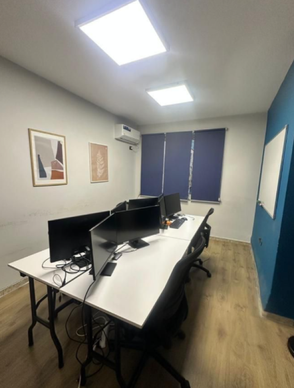 🏢 Zyrë me Qira – Bllok  • 📍 pranë Sky Tower.