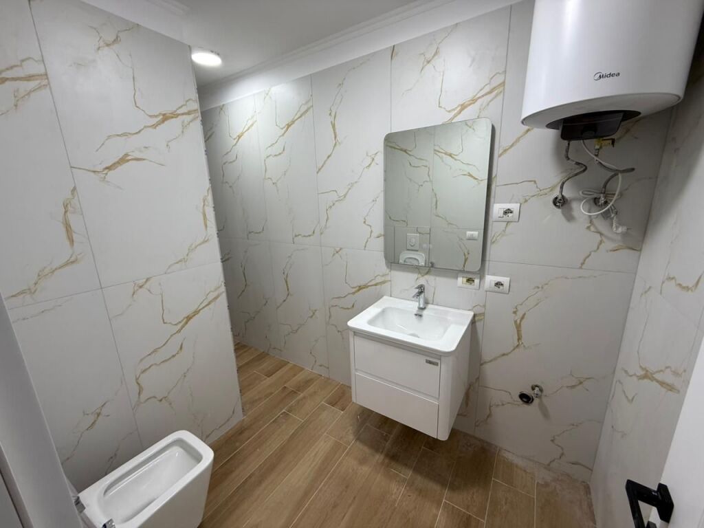 Appartamento 1+1 in Vendita – Via Ali Demi  📍 Posizione: Via Ali Demi, accanto alla scuola “1 Maggio” 🏢 Piano: 1 (edificio esistente) 📐 Superficie: 57 m² netti 🔧 Condizione: Completamente ristrutturato – pronto per abitare 💰 Prezzo: 137.000 €