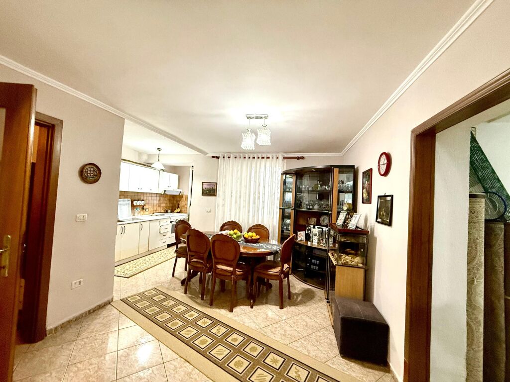 Shitet apartament 3+1+2 140,000m2