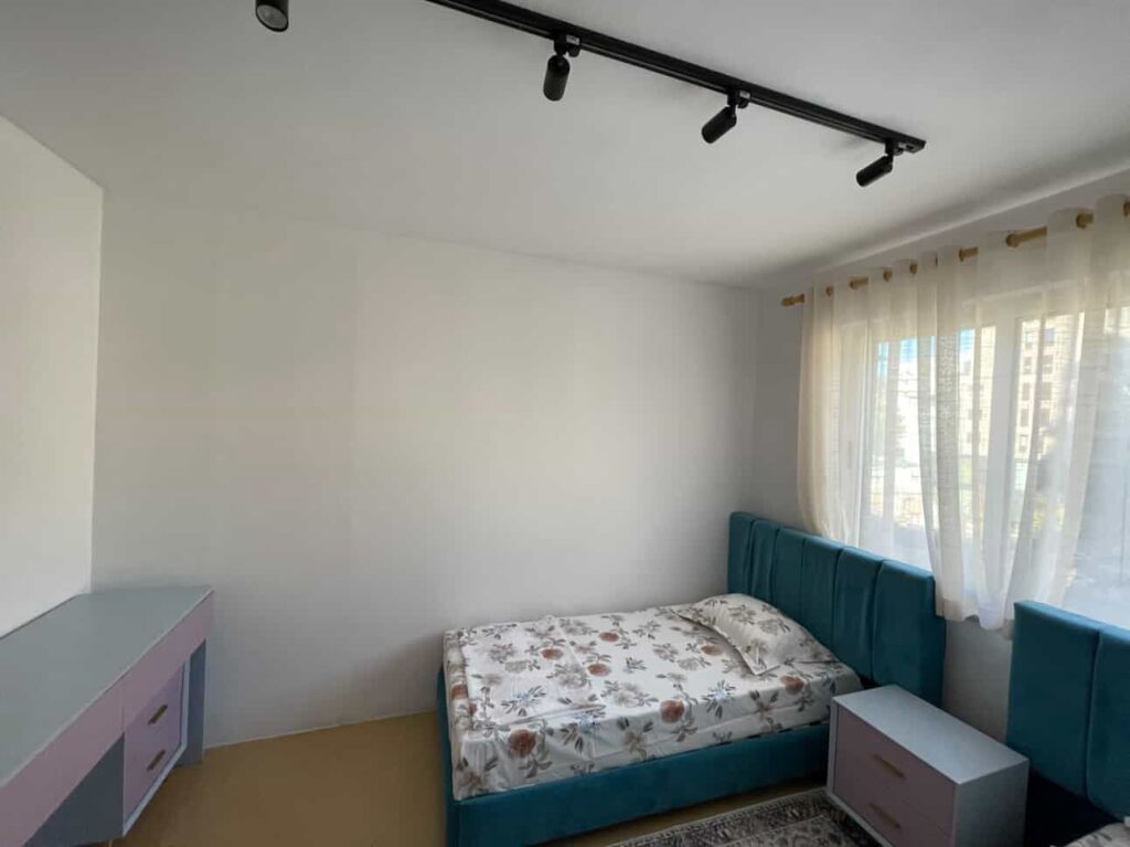 AFFITTASI APPARTAMENTO 2+1  📍 Piano: 4 (edificio esistente) 📐 Superficie: 85 m² 🛋️ Condizione: Completamente arredato 🏠 Organizzazione: 2 camere da letto + soggiorno + cucina 💰 Prezzo: 75.000 lek / mese  L'appartamento è adatto a famiglie o coppie, pronto per un immediato insediamento.  📞 Contattare per ulteriori informazioni o visita.
