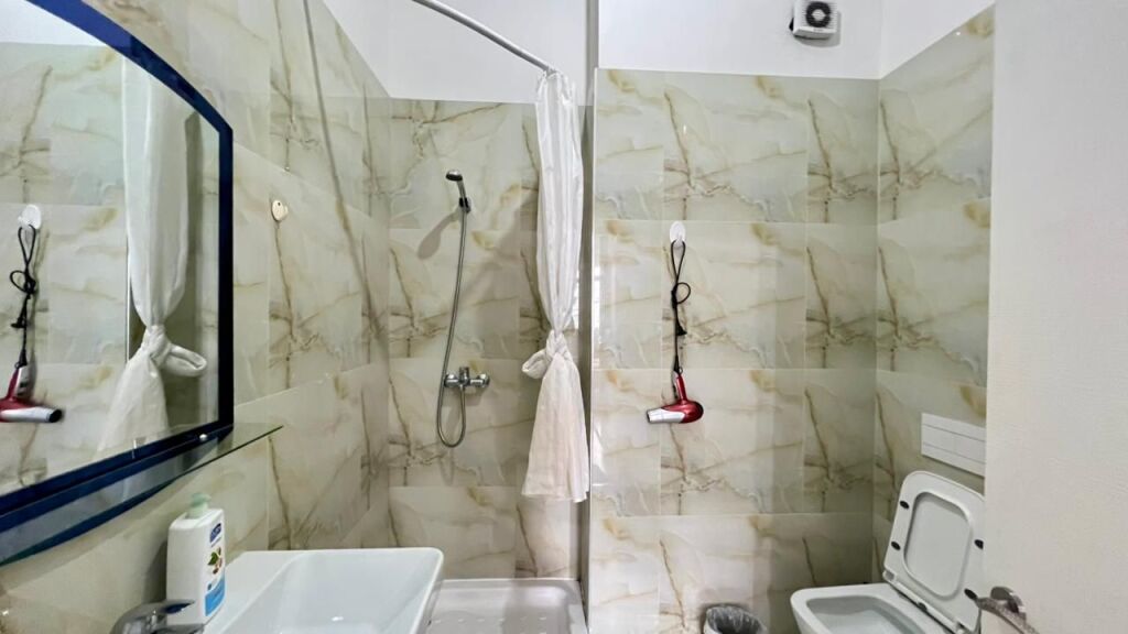 Me Qera : 2+1+2wc📍Zogu i Zi (Ring Center) - Pallat i Ri - 650€- S.110m² || Shume prane rrethrrotullimit🔥