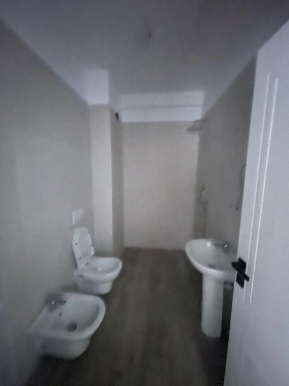 Shitet Apartament - Paskuqan