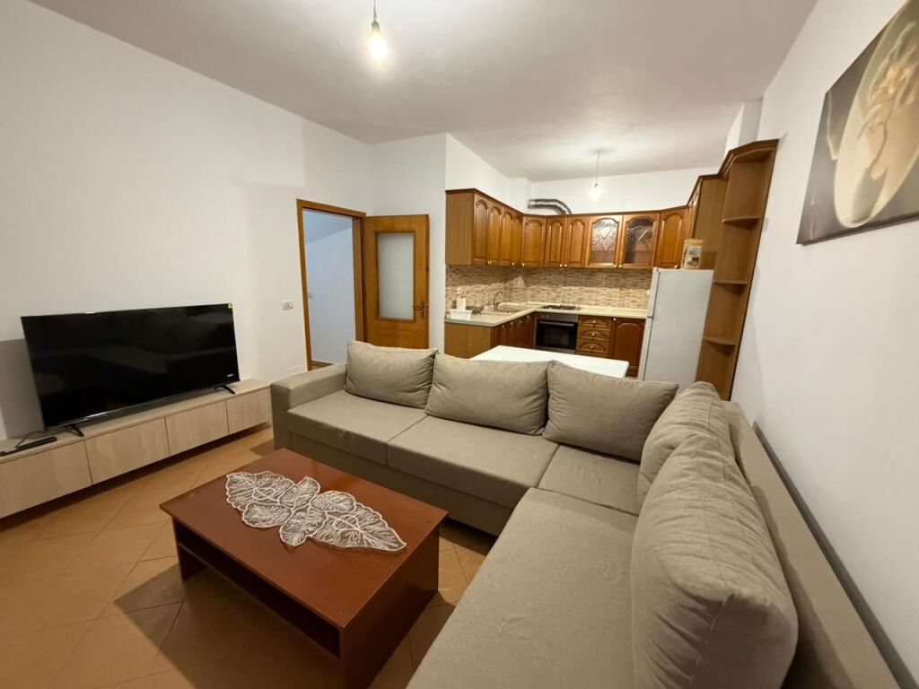 📣 Apartament 2+1 me qira – Laprakë  📐 85 m² | 🏢 Kati 7 (i fundit) | 🛗 Ashensor 🌿 1 Ballkon 📍 Rr. Gjergj Legisi  Apartament 2+1 në pallat me ashensor, zonë me akses të lehtë në rrugë kryesore, transport publik dhe shërbime.  💶 Çmimi: 55,000 lekë / muaj