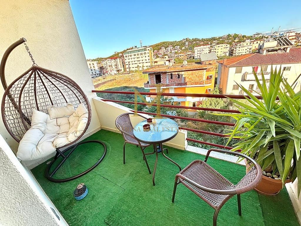 Shitet apartament 1+1 me 3 ballkone në Golem, Durrës.