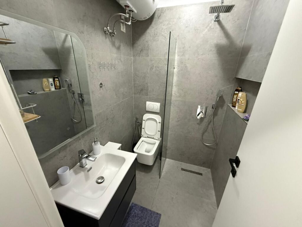 QERA GARSONIERE 📍Prane QENDRES  🛣️ Rruga e "Bogdaneve" ✨   🏢 Ndertim i Ri  🪜 Kati 5 (Me Ashensor)  🛋️ Mobiluar Me Kushte Bashkekohore   ❌ Jo Airbnb  💶 Cmimi 500 Euro