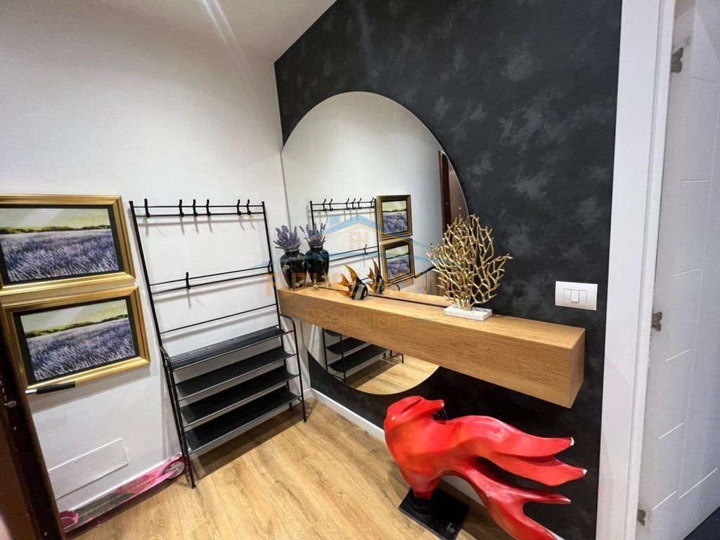 Shitet apartament 2+1+2 komuna e parisit