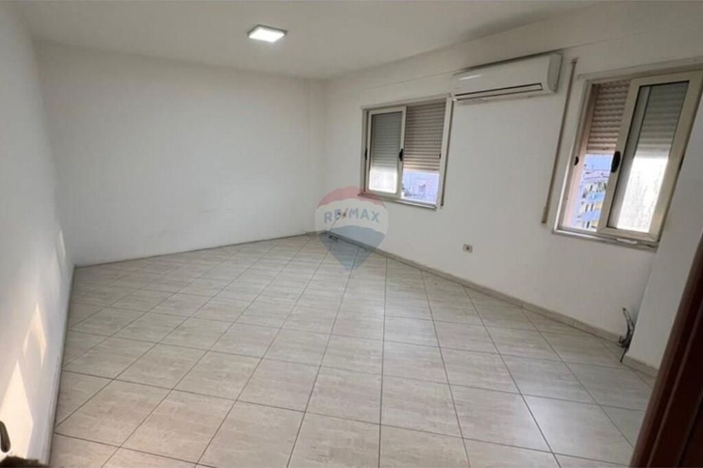 Jepet me qira ambjent 2+1 , Rr. Jordan Misja !