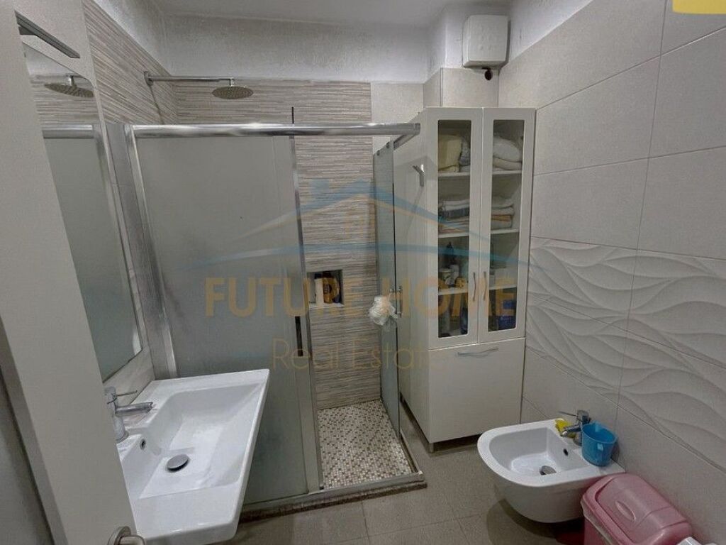 Shitet, Apartament 2+1, Rruga Babë Rexha, Tiranë.