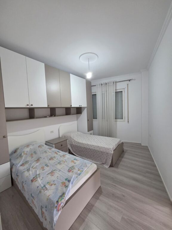 APARTAMENT PER SHITJE 2+1+2+GARAZHD (21 DHJETORI)