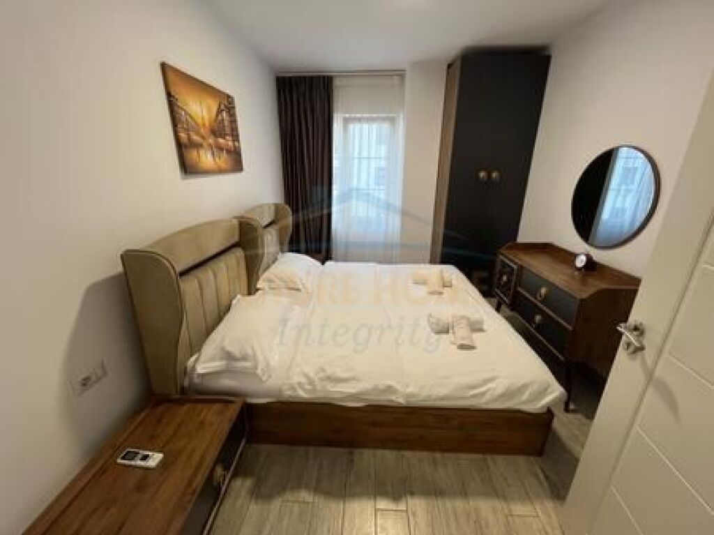 Qera, Apartament 1+1, Rruga 5 Maji, Tiranë.