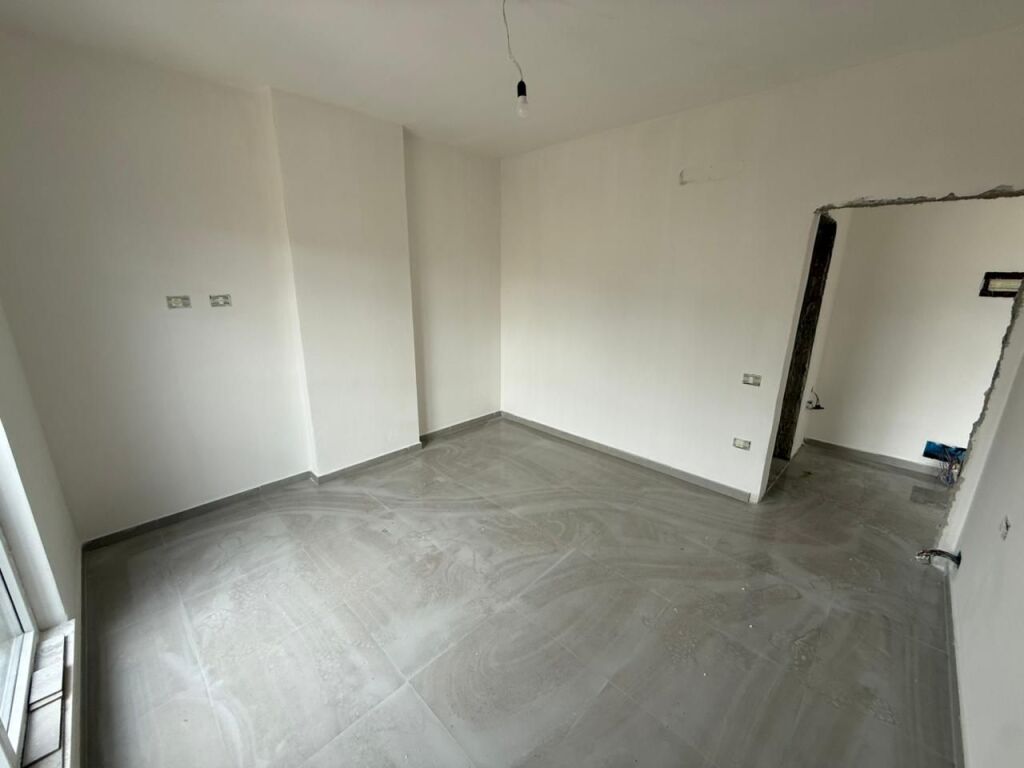 📣 SHITET Apartament 1+1 me Post Parking 📍 Rruga "Jordan Misja", Prane Kompeksit "Ndregjoni" ✨  🏢 Ndertim i Ri 🪜 Kati 3 (Banim) 📐 Siperfaqe Bruto 64.55 m2 📐 Siperfaqe Neto 57.63 m2  💶 Cmimi 150.000 Euro