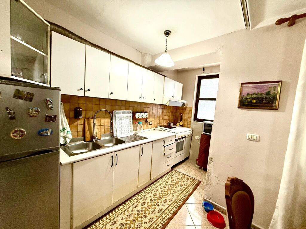 Shitet apartament 3+1+2 140,000m2