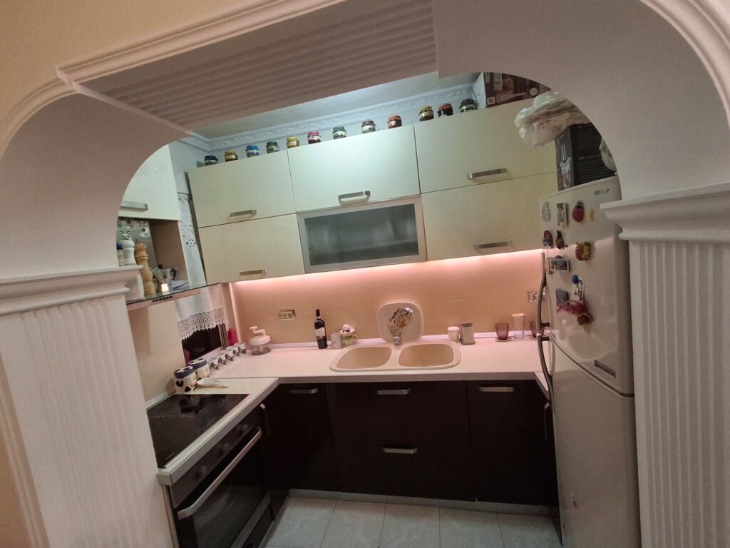 Japim apartament 2+1 me qira në Rrugën Sitki Çiço, pranë zonës së Brrylit!