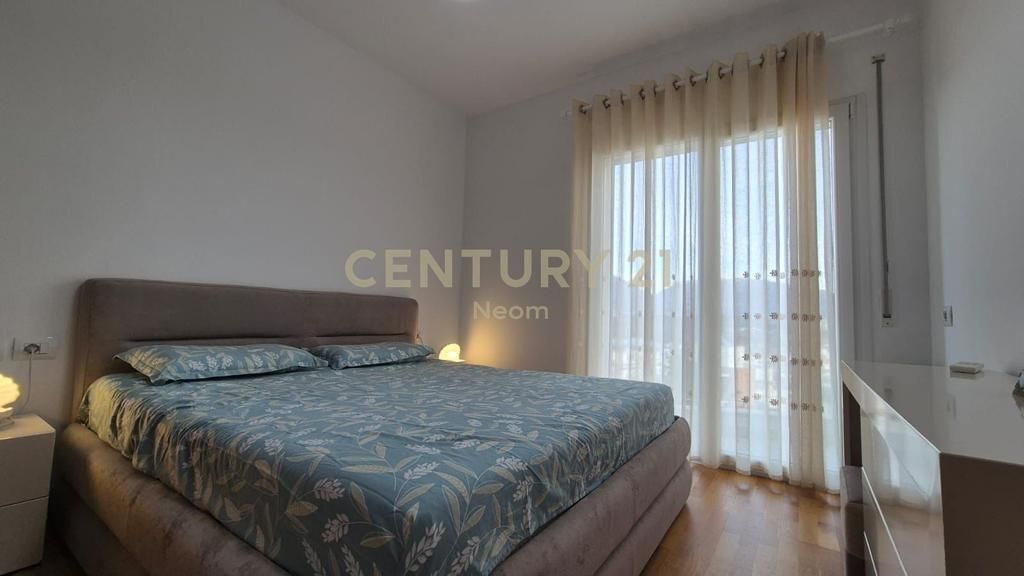 Jepet me qira apartament 2+1+2, me ballkon dhe pamje fantastike nga Liqeni dhe Kopshti Botanik 1,000 € /Muaj Sip. Totale  98m2