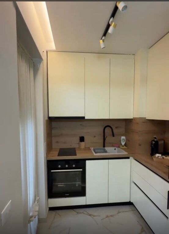 GARSONIERE ME QIRA,Qender Tirane