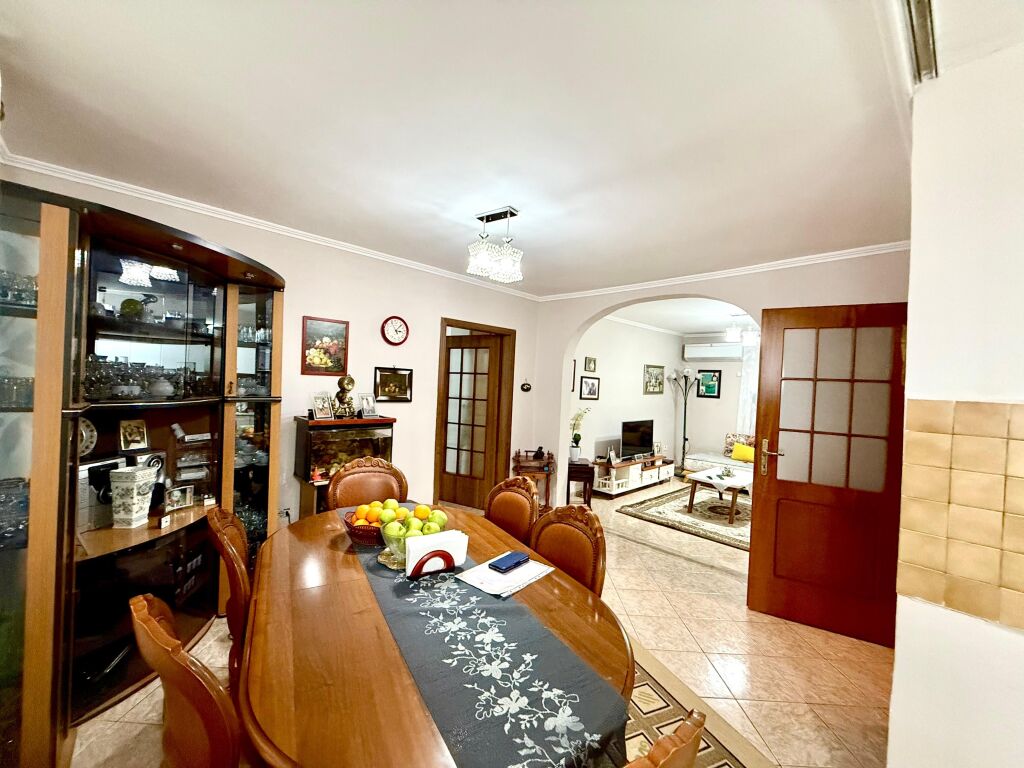 Shitet apartament 3+1+2 140,000m2