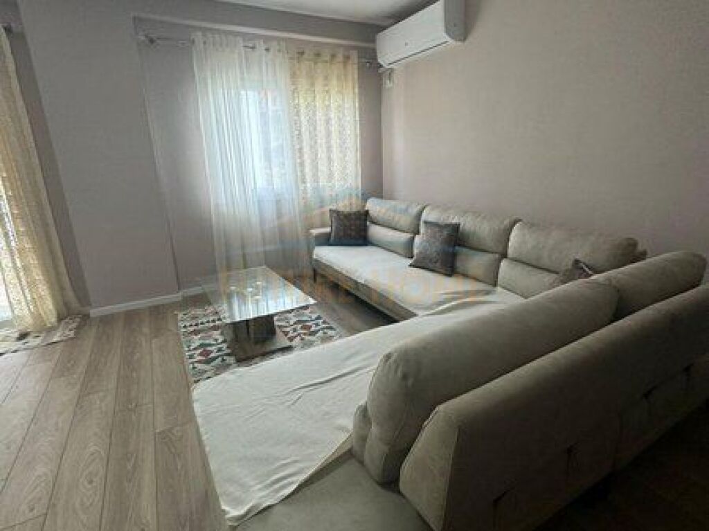 Qera, Apartament 2+1 tek Thesari, Fresk