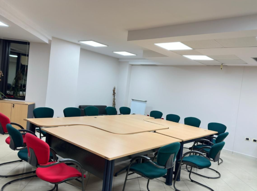 🏢 Zyrë me Qira – Bllok, Tiranë