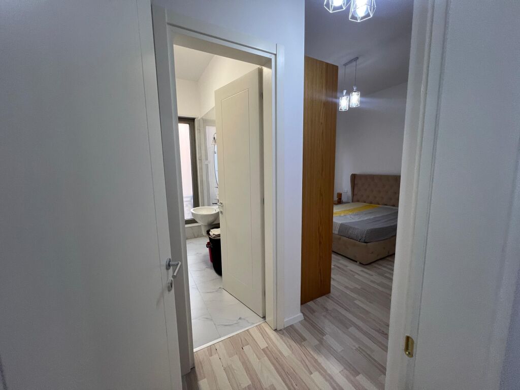 📣 QERA Apartament 2+1 📍 Kompleksi Delijorgji 🛣️ Rruga e "Kavajes" ✨   🏢 Ndertim i Ri  🪜 Kati 7 (Me Ashensor) 🛋️ Totalisht i Mobiluar   💶 Çmimi 1.200 Euro
