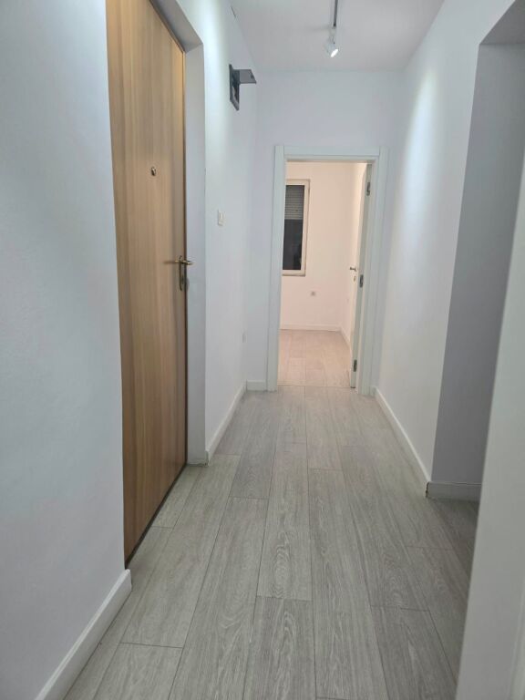 🏢 Office / business space for rent  📍 Kavaja Street, roadside 📌 Opposite Square 21  🏬 2nd floor, above shops 📐 Area: 92 m²  💼 Suitable for: Economist office, service office, aesthetics, dentist, clinic, etc.  💶 Price: 700 € / month  📞 Contact for more information