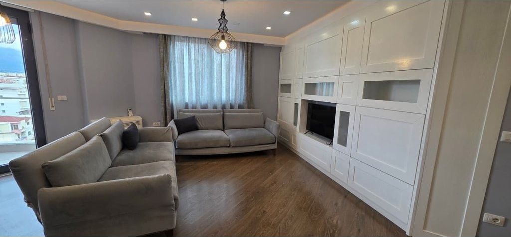 21 Dhjetori, Ish Parku! Ofrojmë për qira Apartament 2+1+2 te "Rezidenca Alba"!