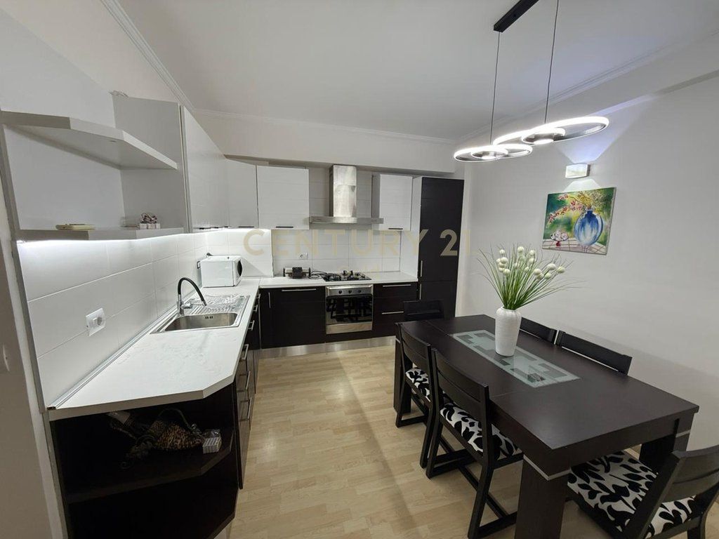 JEPET ME QERA DUPLEX 2+1+2+VERANDE TE REZIDENCA KODRA E DIELLIT 1! 1,100 € /Muaj Sip. Totale  120m2