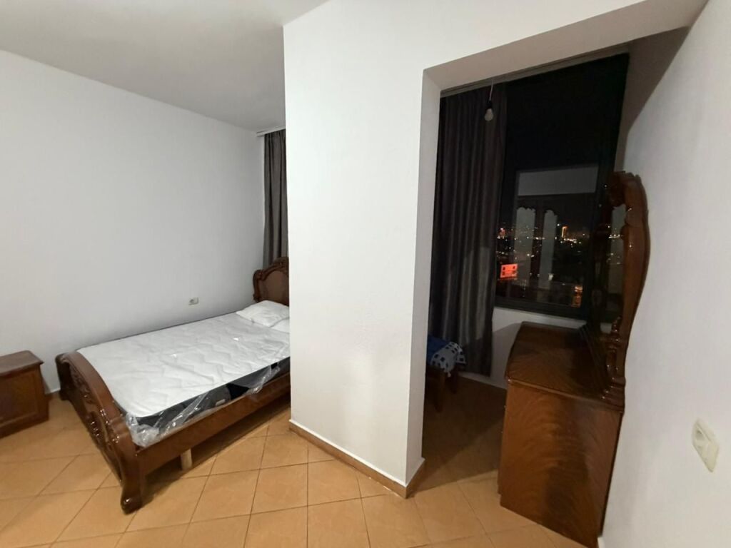 📣 Apartament 2+1 me qira – Laprakë  📐 85 m² | 🏢 Kati 7 (i fundit) | 🛗 Ashensor 🌿 1 Ballkon 📍 Rr. Gjergj Legisi  Apartament 2+1 në pallat me ashensor, zonë me akses të lehtë në rrugë kryesore, transport publik dhe shërbime.  💶 Çmimi: 55,000 lekë / muaj