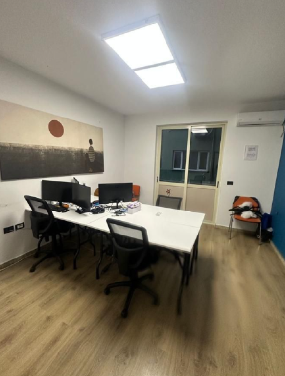 🏢 Zyrë me Qira – Bllok  • 📍 pranë Sky Tower.