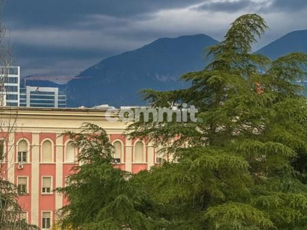 Ufficio Premium nel Viale “Dëshmorët e Kombit”