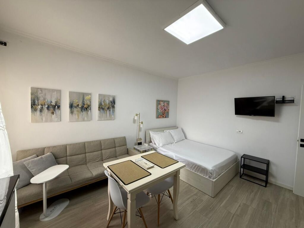 QERA GARSONIERE 📍Prane QENDRES  🛣️ Rruga e "Bogdaneve" ✨   🏢 Ndertim i Ri  🪜 Kati 5 (Me Ashensor)  🛋️ Mobiluar Me Kushte Bashkekohore   ❌ Jo Airbnb  💶 Cmimi 500 Euro