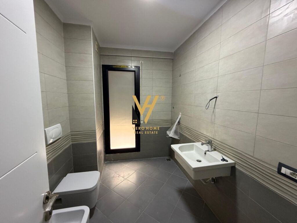 OFFICE 92 M2 FOR RENT AT THE TRAIN STATION 1,000 EURO