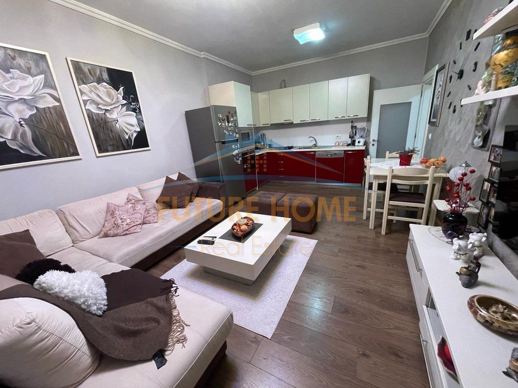 Shitet, Apartament 2+1, Rruga Babë Rexha, Tiranë.