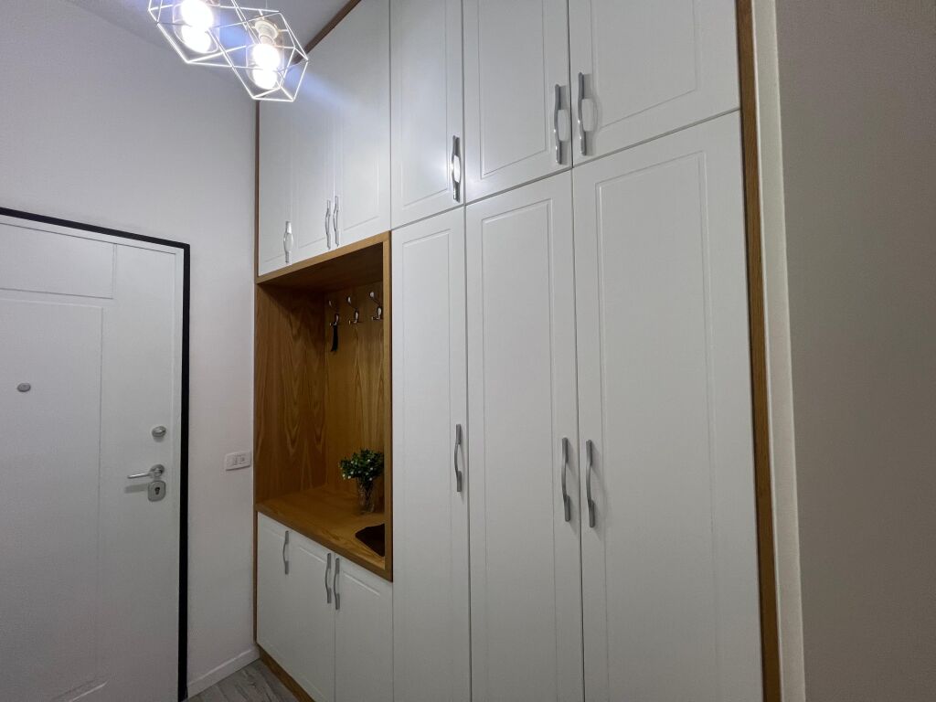 📣 QERA Apartament 2+1 📍 Kompleksi Delijorgji 🛣️ Rruga e "Kavajes" ✨   🏢 Ndertim i Ri  🪜 Kati 7 (Me Ashensor) 🛋️ Totalisht i Mobiluar   💶 Çmimi 1.200 Euro
