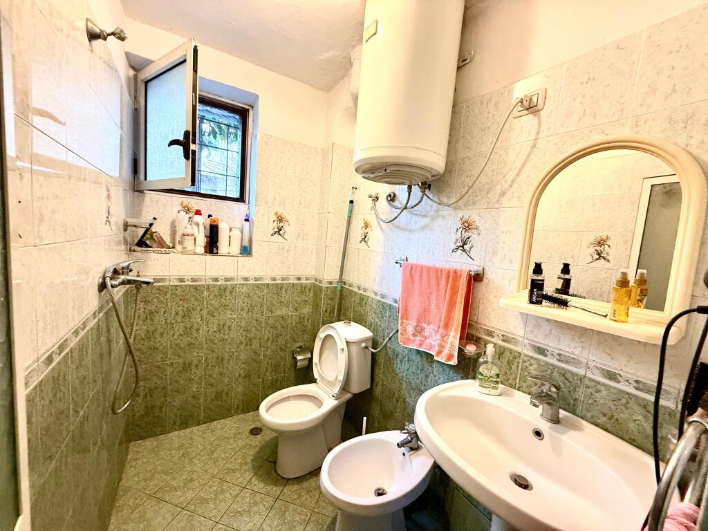 Shitet apartament 3+1+2 140,000m2