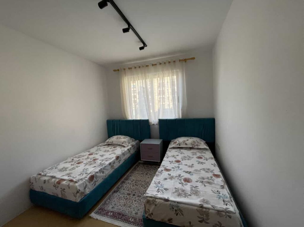 AFFITTASI APPARTAMENTO 2+1  📍 Piano: 4 (edificio esistente) 📐 Superficie: 85 m² 🛋️ Condizione: Completamente arredato 🏠 Organizzazione: 2 camere da letto + soggiorno + cucina 💰 Prezzo: 75.000 lek / mese  L'appartamento è adatto a famiglie o coppie, pronto per un immediato insediamento.  📞 Contattare per ulteriori informazioni o visita.