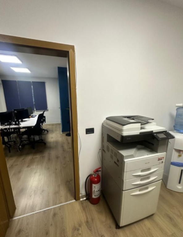 🏢 Zyrë me Qira – Bllok  • 📍 pranë Sky Tower.