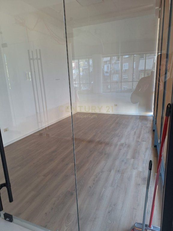 Locale commerciale in affitto in una delle torri più moderne e prestigiose di Tirana – Golden Tower, zona Mine Peza.