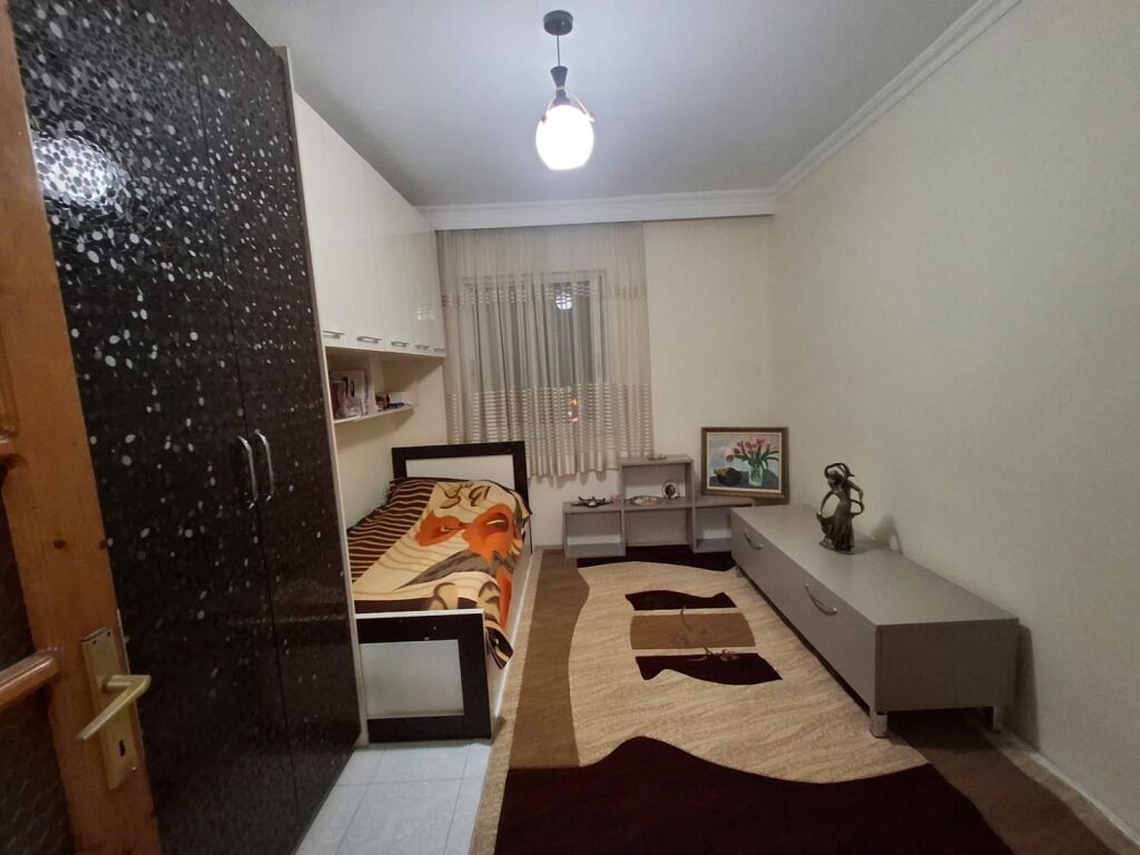 Japim apartament 2+1 me qira në Rrugën Sitki Çiço, pranë zonës së Brrylit!