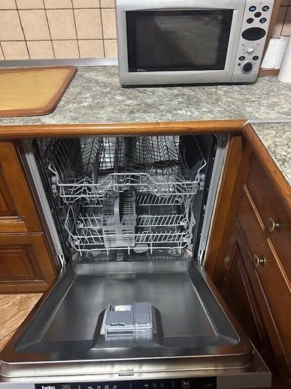 JEPET ME QIRA 2+1+1 FUSHA E AVIACIONIT  65.000 LEKE