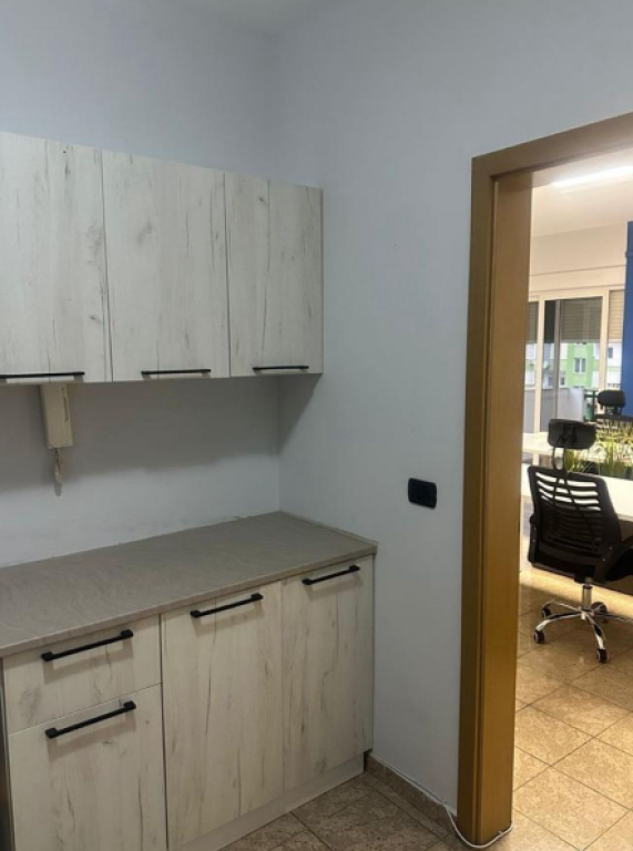 🏢 Zyrë me Qira – Bllok, Tiranë